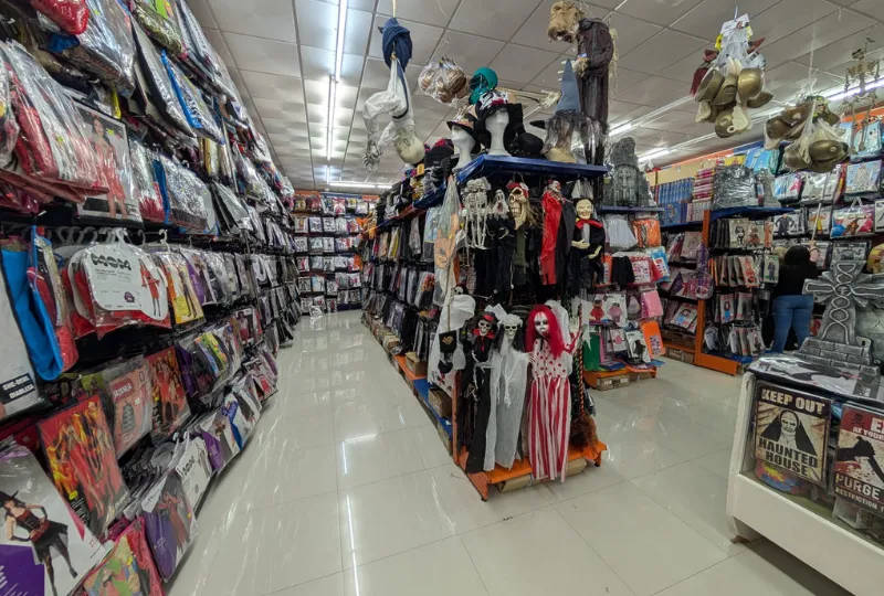 Fachada de Disfraces Fantasía en C/ Lomas de Horcajo, 4 (Madrid)